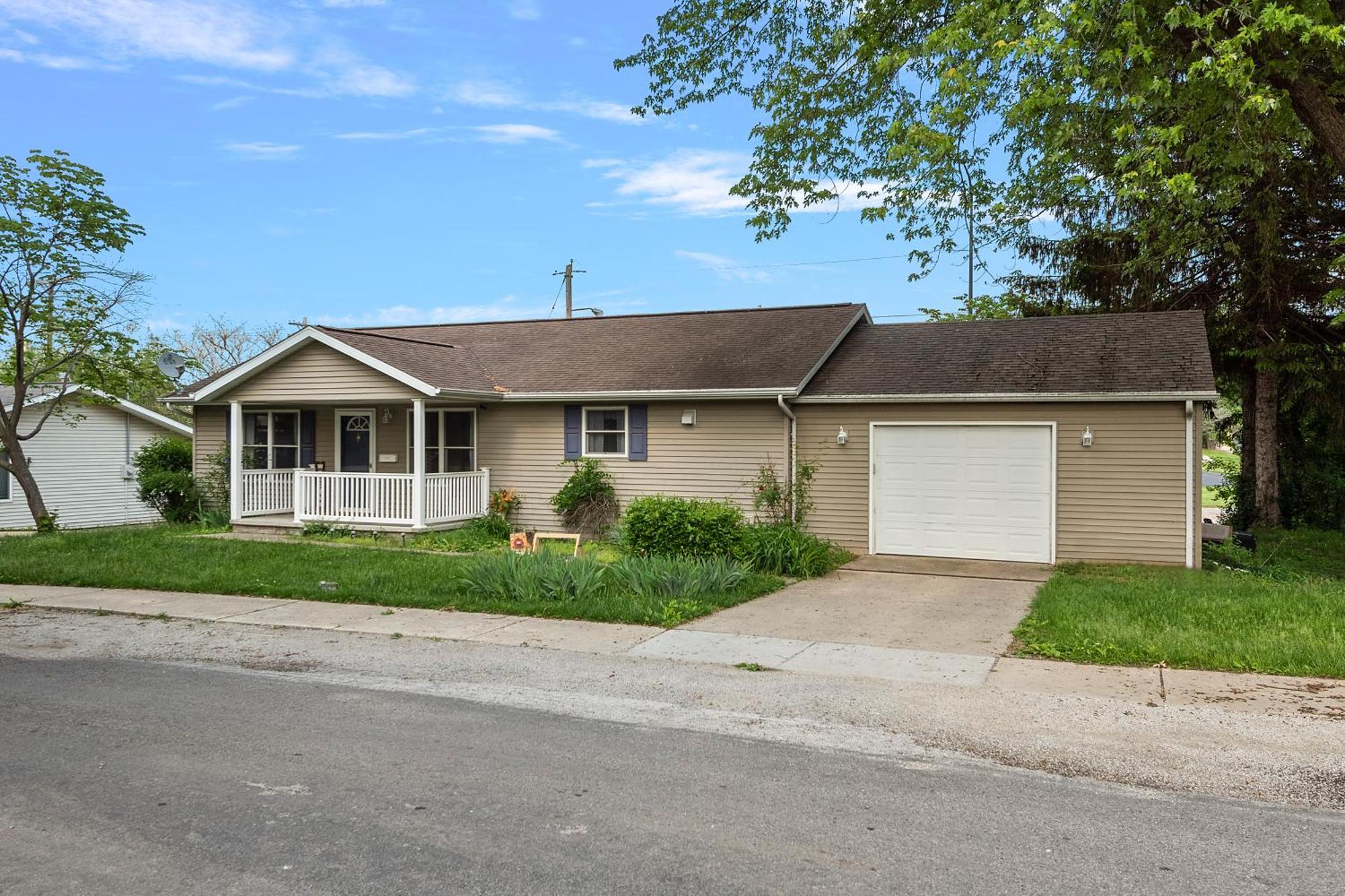 Modern Bungalow Home With Mid-Century Flair Springfield Exterior photo