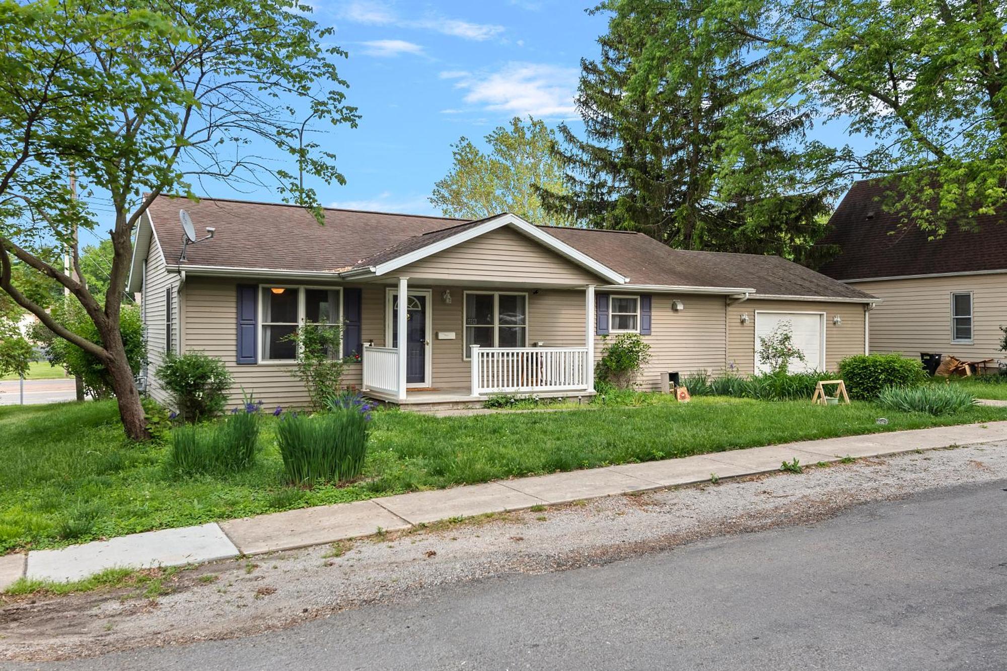 Modern Bungalow Home With Mid-Century Flair Springfield Exterior photo